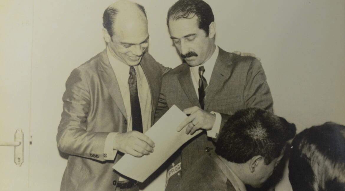 José Cezar Panetta outorga certificado a Laerte Silvio Traildi