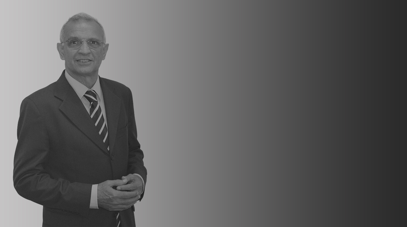 homem de cabelos brancos, terno e gravata. Esse é o membro efetivo José Antônio