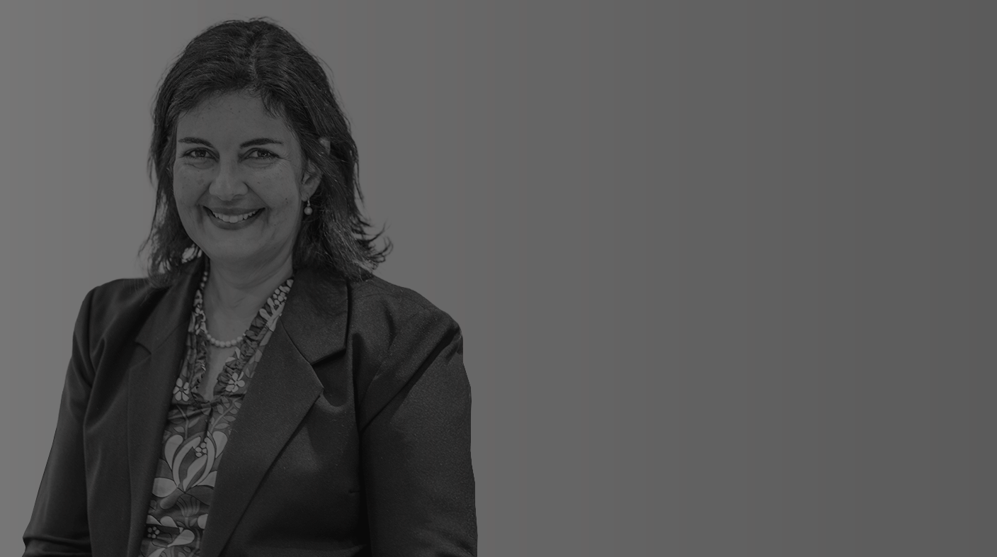 Mulher branca de fios lisos e na altura dos ombros sorri para foto. Ele veste blazer escuro e blusa estampada por debaixo. É a dra. Maria Lucia Zaidan.