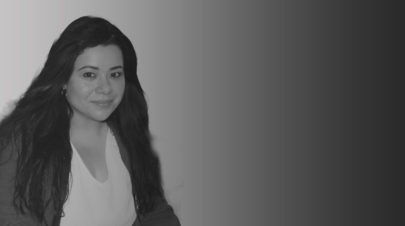 Na foto está uma mulher de cabelos pretos blusa preta aberta e camisa branca. Essa é a membro efetiva Nayla Fernanda