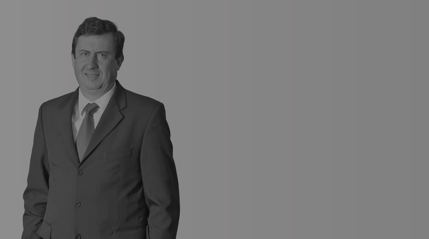 Imagem ilustrativa traz um homem de pele e olhos claros, cabelos escuros, sem barba, sorrindo, vestindo terno e gravata. Esse é o zootecnista Paulo Marcelo.