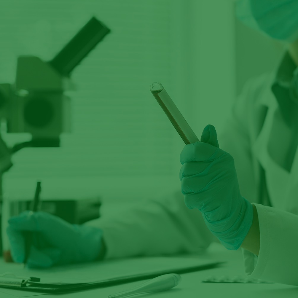 imagem de uma pessoa manipulando um microscópio