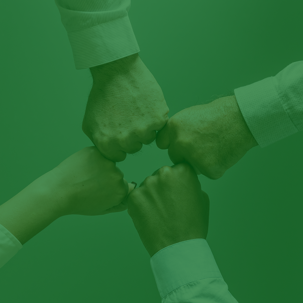 imagem de 4 pessoas unindo as mãos