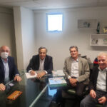 Sentados ao redor de uma mesa de vidro e sorrindo estão o deputado federal Arnaldo Jardim (a esquerda), o presidente do CRMV-SP, Mário Eduardo Pulga, o ex-presidente do Conselho, Francisco Sérgio Ferreira Jardim, e o vice-presidente do Regional, Odemilson Donizete Mossero