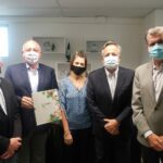 Posam de pé e lado a lado, o vice-presidente do CRMV-SP, Odemilson Donizete Mossero; o deputado federal, Arnaldo Jardim; a conselheira Rosemary Viola Bosch; o presidente do Conselho, Mário Eduardo Pulga; e Francisco Sérgio Ferreira Jardim