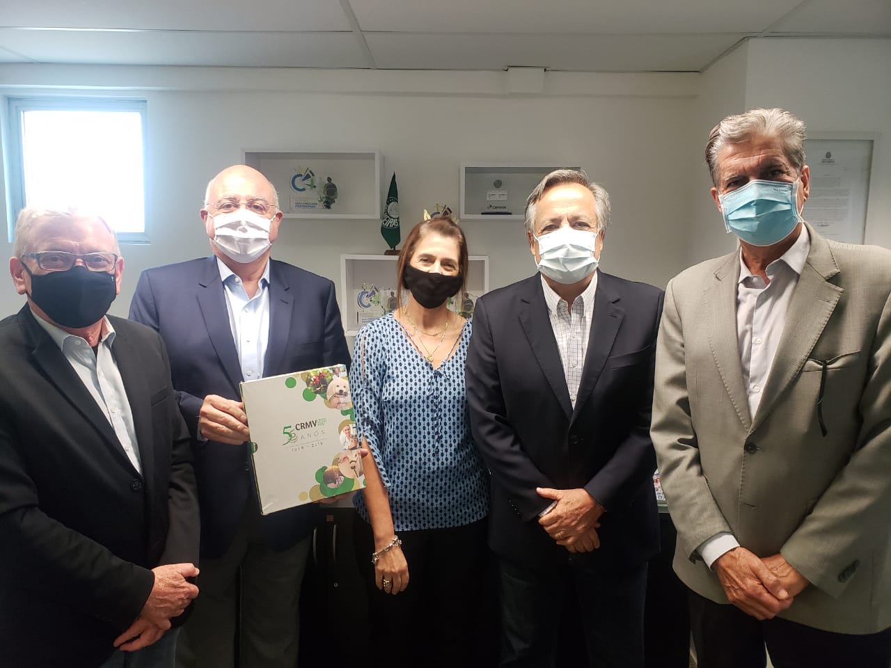 Posam de pé e lado a lado, o vice-presidente do CRMV-SP, Odemilson Donizete Mossero; o deputado federal, Arnaldo Jardim; a conselheira Rosemary Viola Bosch; o presidente do Conselho, Mário Eduardo Pulga; e Francisco Sérgio Ferreira Jardim
