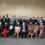 Presidentes e representantes de 26 CRMVs e do CFMV posam de máscara para foto. Primeira fila todos sentados e a segunda fila atrás e de pé.