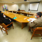 Todos sentados, com distanciamento entre si, em cadeiras dispostas ao redor de mesa no formato de "U", estão os representantes do CRMV-SP e da Prefeitura de São José dos Campos