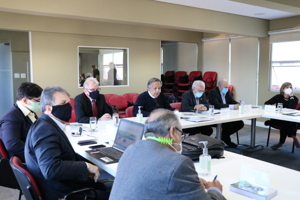 Sentados nas mesas, o presidente do CRMV-SP e da Câmara Técnica, Mário Eduardo Pulga (ao centro), faz as saudações iniciais aos participantes do primeiro dia de reunião. Na foto também estão o presidente do CFMV, Francisco Cavalcanti de Almeida; o vice-presidente do Regional, Odemilson Donizete Mossero; os integrantes da Câmara, João Vieira de Almeida Neto, Domingos Fernandes Lugo Neto e Cícero Araújo Pitombo, além dos convidados Irineu Machado Benevides Filho, ex-conselheiro do CFMV e colaborador técnico; e a vice-diretora da FMVZ-USP, Denise Tabacchi Fantoni