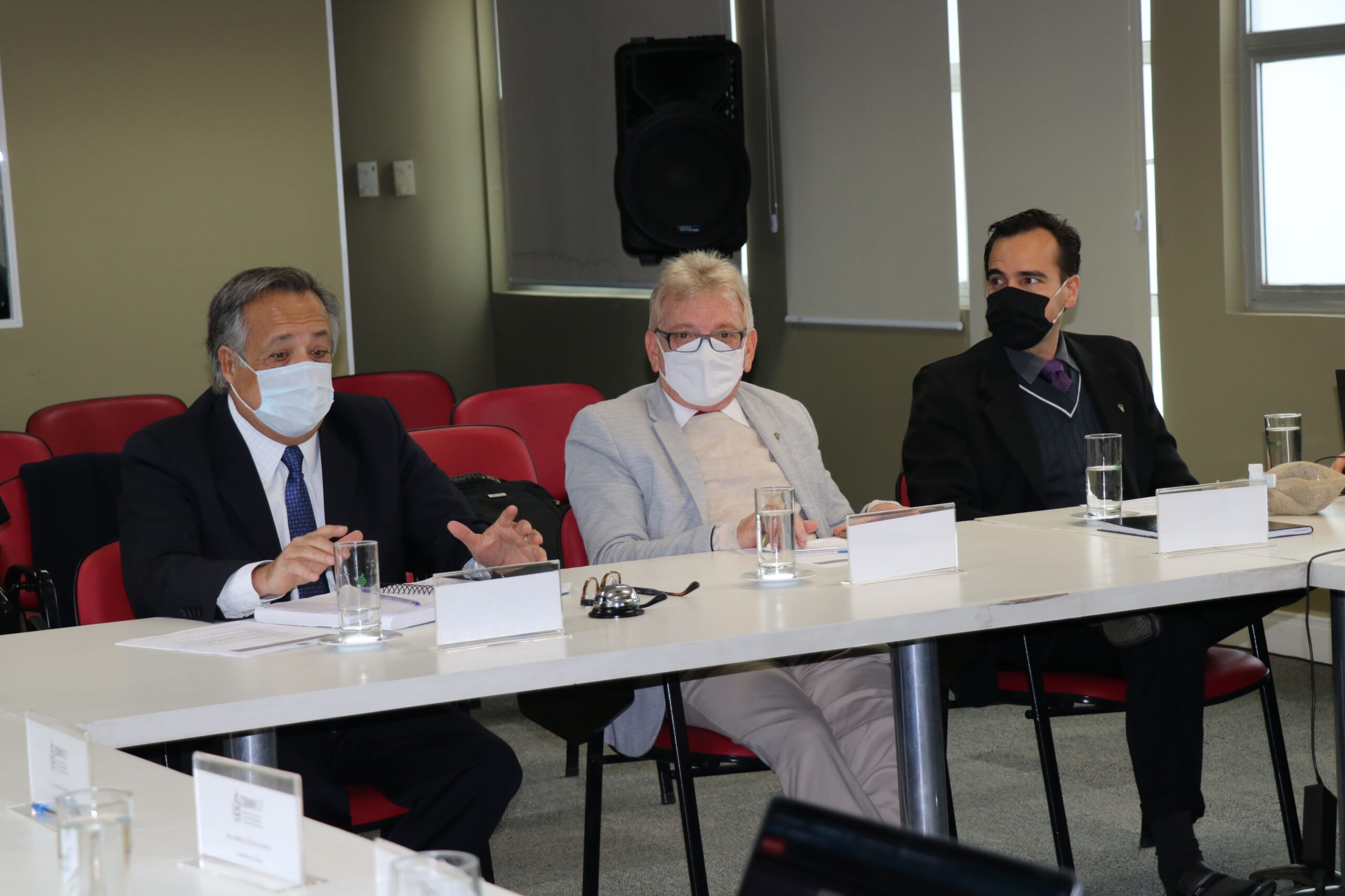 (Da esquerda para a direita) Mário Eduardo Pulga, presidente do CRMV-SP; Odemilson Donizete Mossero, vice-presidente; e Rodrigo Mainardi, tesoureiro.