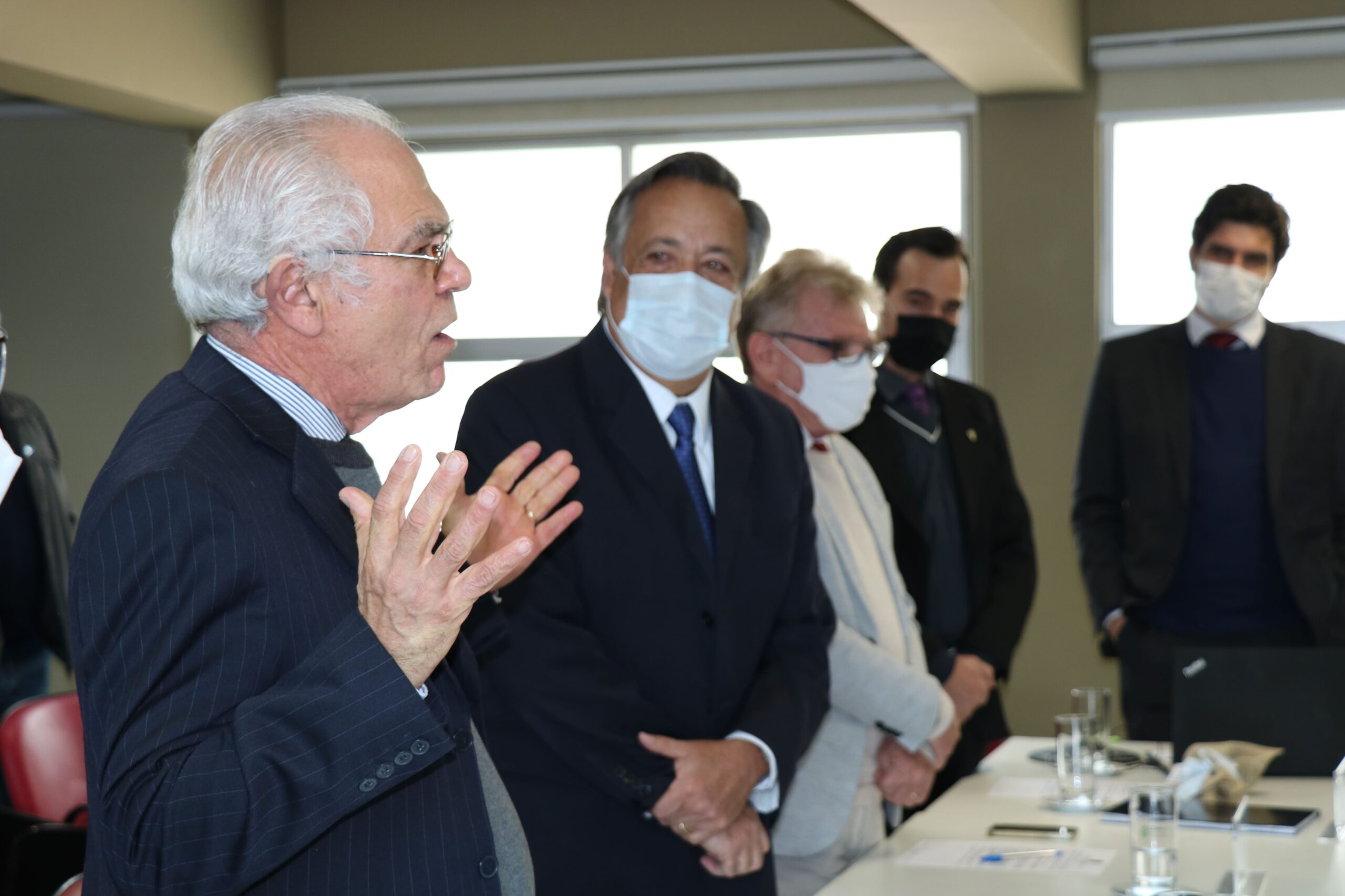 Silvio Arrudas Vasconcellos, secretário-geral, faz homenagem emocionante de despedida. Ao lado do presidente estão Odemilson Donizete Mossero, vice-presidente; Rodrigo Mainardi, tesoureiro; e Bruno Fassoni, coordenador jurídico.