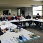 O presidente Mário Eduardo Pulga, ao centro, apresenta a última sessão plenária de sua gestão.