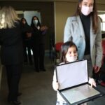 Filha e esposa do presidente Mário Eduardo Pulga, entregam placa em homenagem ao trabalho realizado no CRMV-SP.