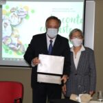 Mário Eduardo Pulga exibe a placa recebida ao lado de Mitika Hagiwara, conselheira efetiva.