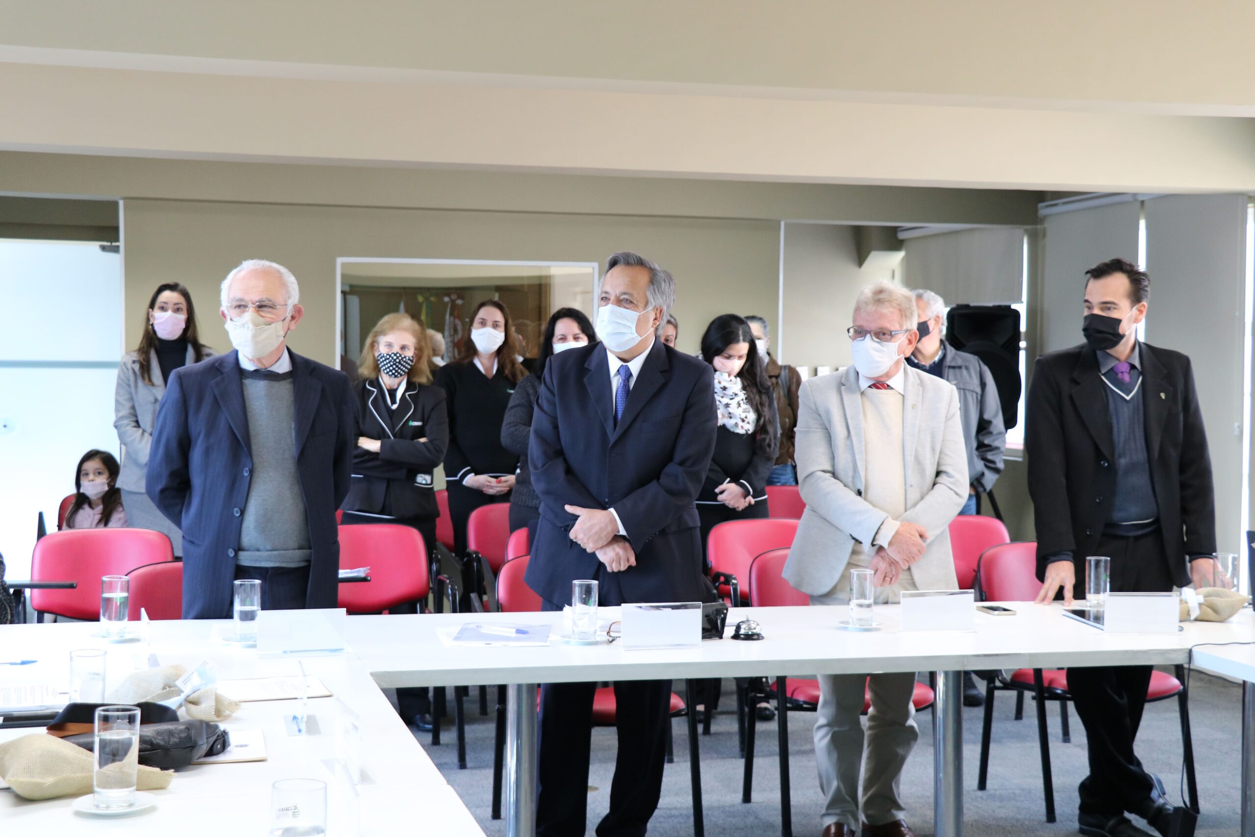 O presidente Mário Eduardo Pulga é homenageado pelos coordenadores da autarquia. No centro da imagem, da esquerda para a direita: Silvio Arrudas Vasconcellos, secretário-geral; Mário Eduardo Pulga, presidente do CRMV-SP; Odemilson Donizete Mossero, vice-presidente; e Rodrigo Mainardi, tesoureiro.