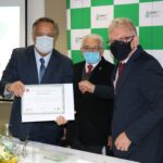 (Da esquerda para a direita) Mário Eduardo Pulga recebe certificado pelo trabalho realizado à frente do CRMV-SP das mãos de Francisco Cavalcanti de Almeida, presidente do CFMV, e Odemilson Donizete Mossero, presidente empossado do Regional.