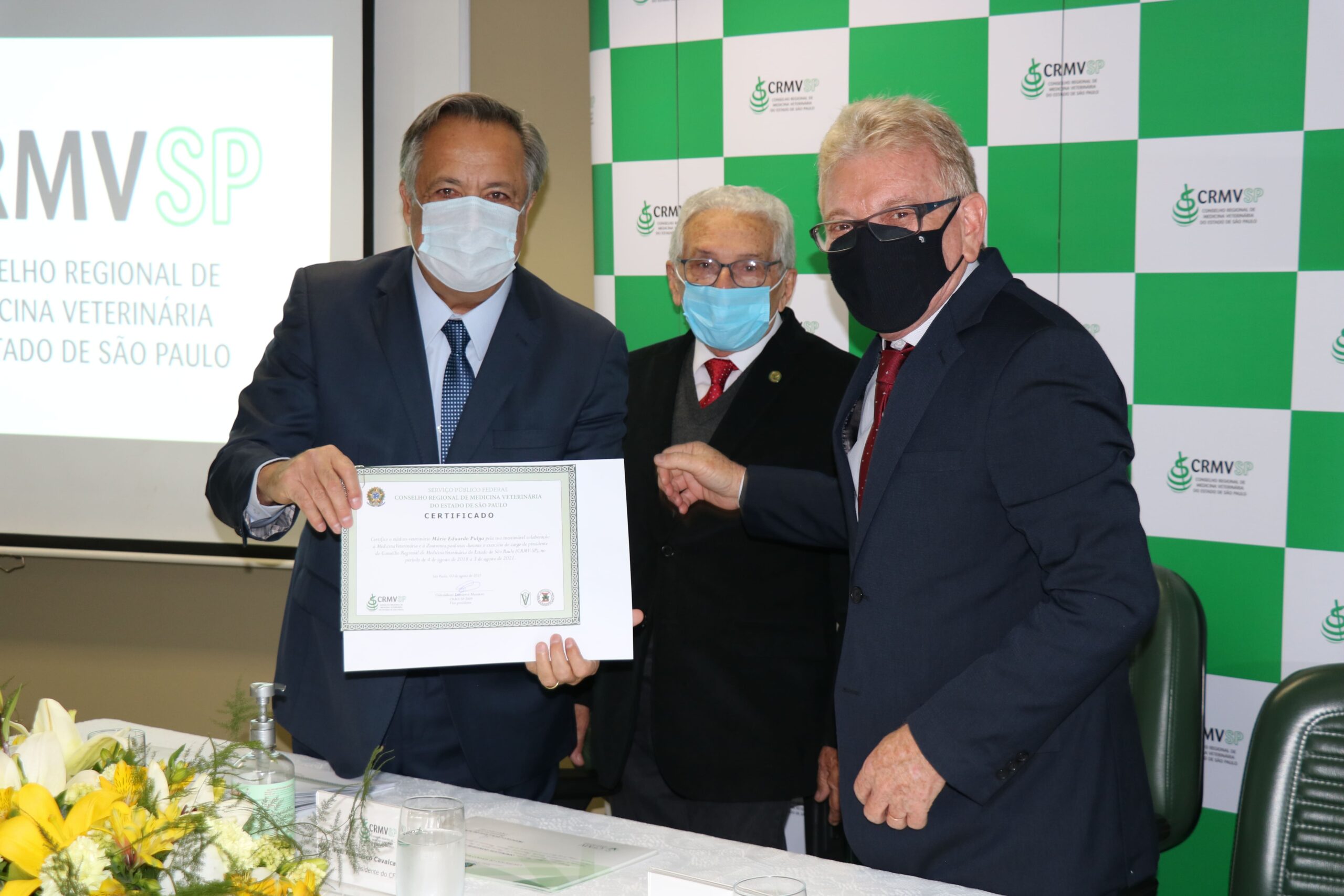 (Da esquerda para a direita) Mário Eduardo Pulga recebe certificado pelo trabalho realizado à frente do CRMV-SP das mãos de Francisco Cavalcanti de Almeida, presidente do CFMV, e Odemilson Donizete Mossero, presidente empossado do Regional.