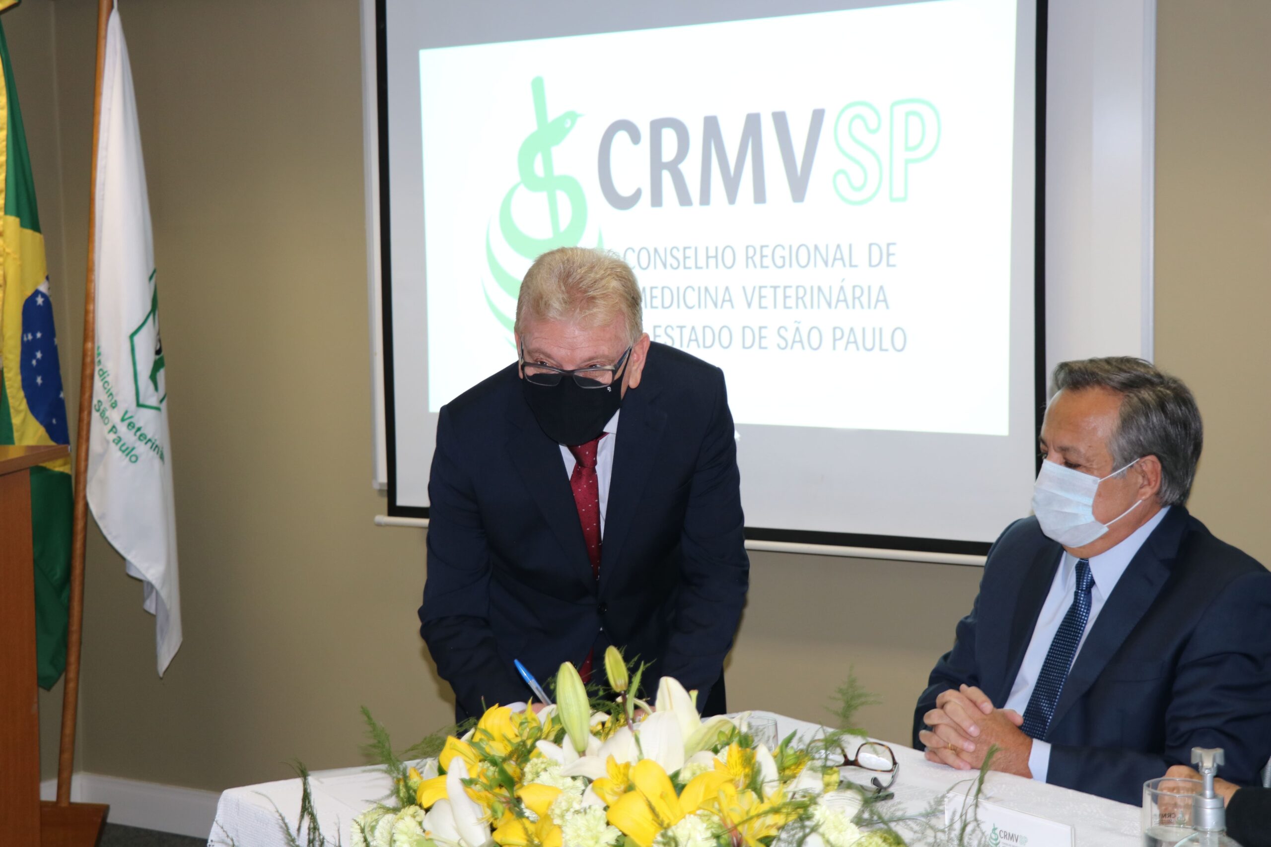 Odemilson Donizete Mossero assina o termo de posse como presidente.