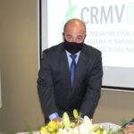 Fábio Manhoso assina o termo de posse como vice-presidente.