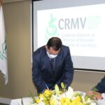 Fernando Gomes Buchala assina o termo de posse como secretário-geral.