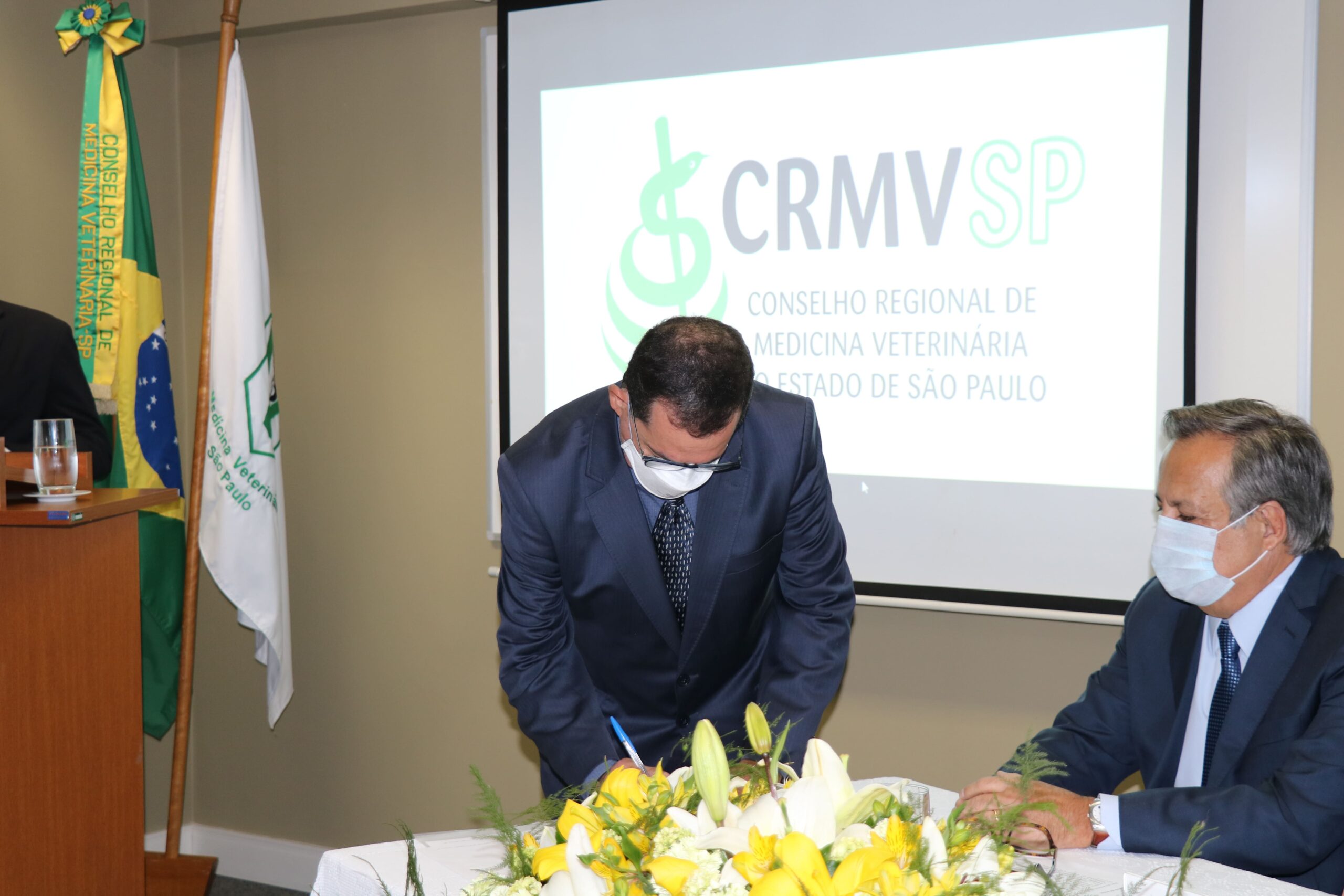 Fernando Gomes Buchala assina o termo de posse como secretário-geral.