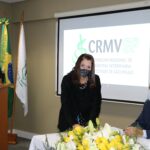 Rosemary Viola Bosch assina o termo de posse como tesoureira.