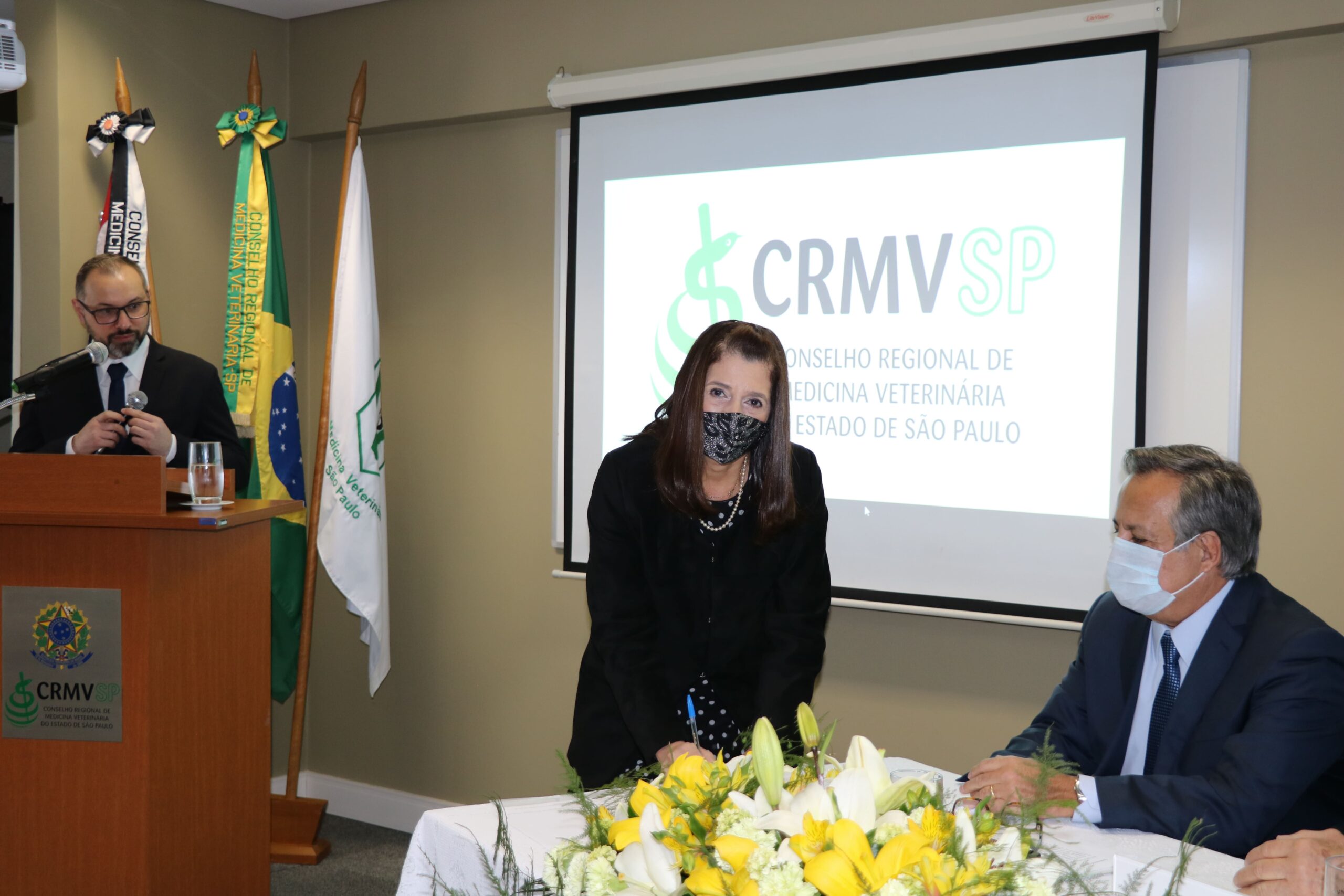 Rosemary Viola Bosch assina o termo de posse como tesoureira.