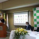 (Da esquerda para a direita) Odemilson Donizete Mossero faz seu primeiro discurso como presidente do CRMV-SP. Na mesa estão Mário Eduardo Pulga, ex-presidente do Conselho, e Francisco Cavalcanti de Almeida, presidente do CFMV.