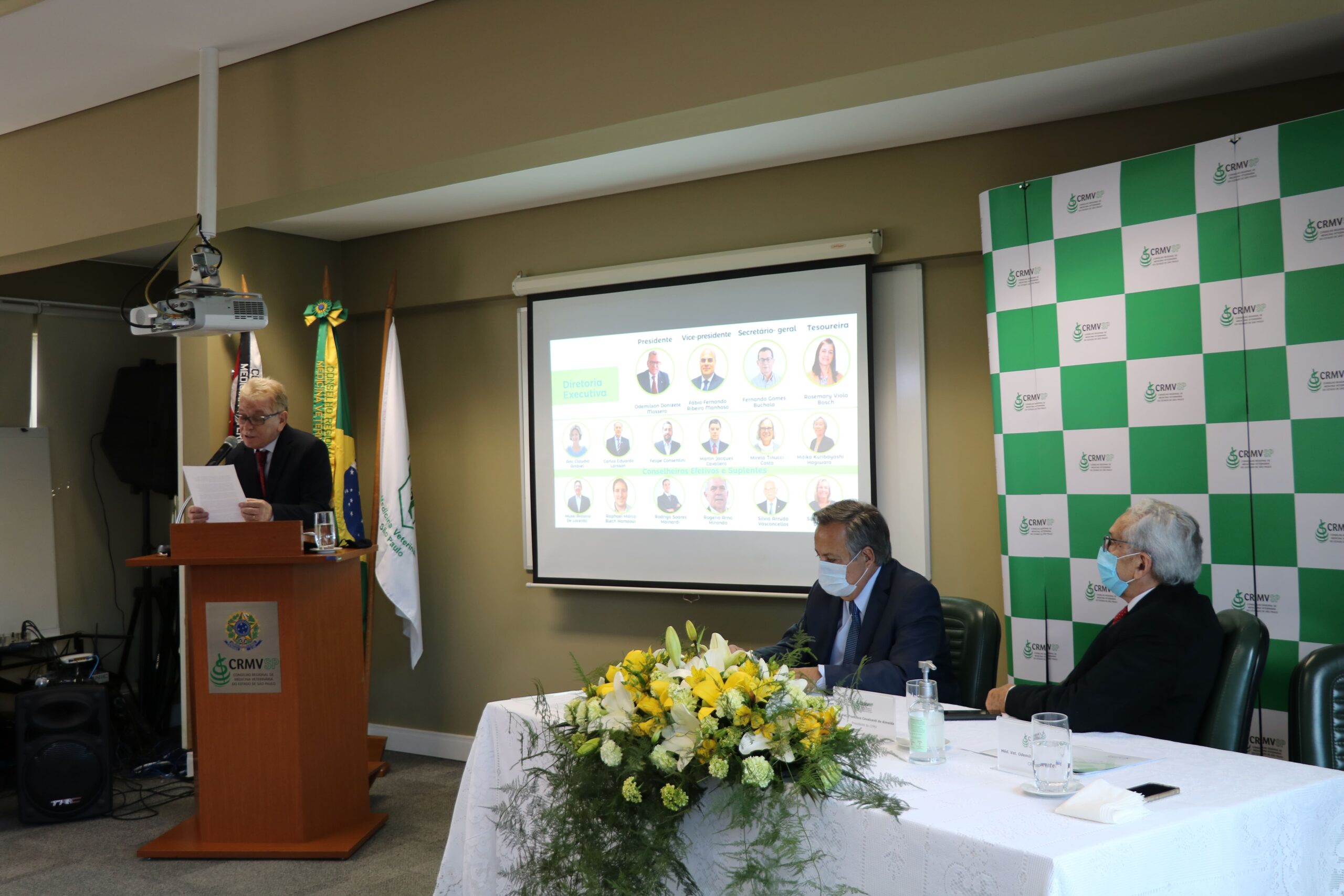 (Da esquerda para a direita) Odemilson Donizete Mossero faz seu primeiro discurso como presidente do CRMV-SP. Na mesa estão Mário Eduardo Pulga, ex-presidente do Conselho, e Francisco Cavalcanti de Almeida, presidente do CFMV.