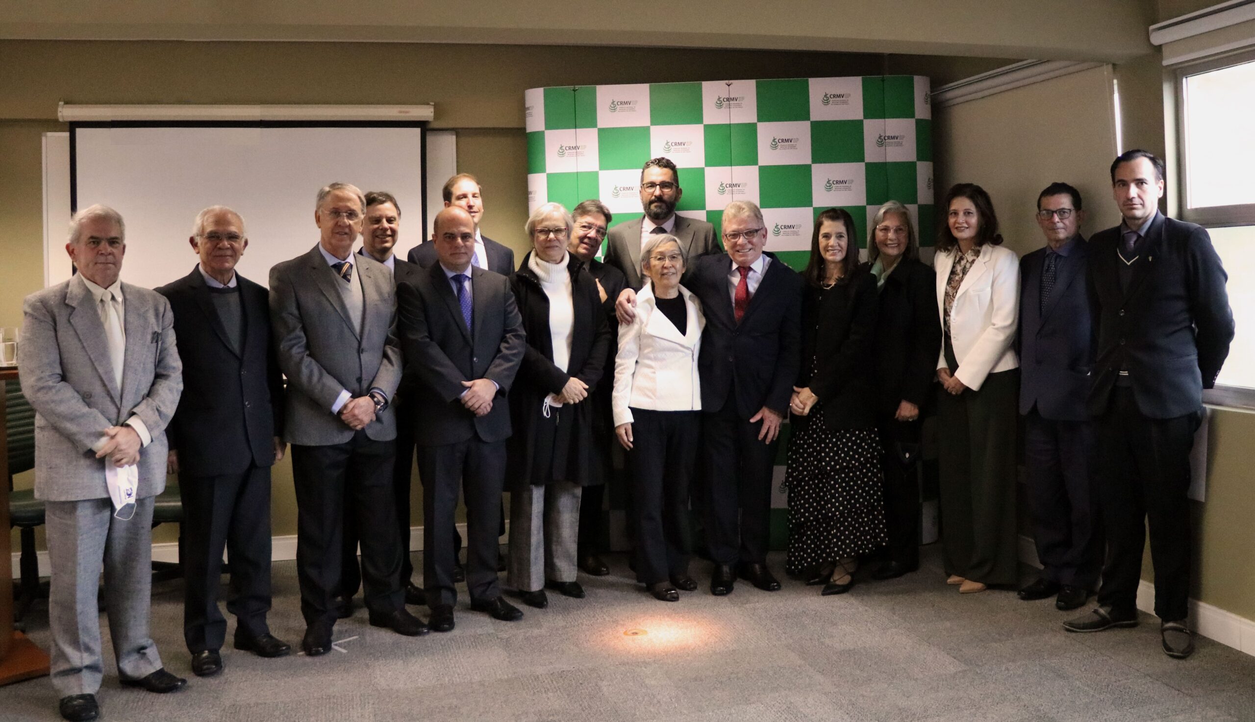 (Da esquerda para a direita) Nova composição da diretoria executiva e conselheiros: Rogerio Arno Miranda, Silvio Arruda Vasconcellos, Carlos Eduardo Larsson, Martin Jacques Cavalieiro, Fábio Fernando Ribeiro Manhoso, Raphael Marco Blech Hamaoui, Mirela Tinuci Costa, Mussi Antonio Lacerda, Felipe Consentini, Mitika Hagiwara, Odemilson Donizete Mossero, Rosemary Viola Bosch, Suely Stringari de Souza, Ana Claudia Ambiel, Fernando Gomes Buchala e Rodrigo Mainardi.