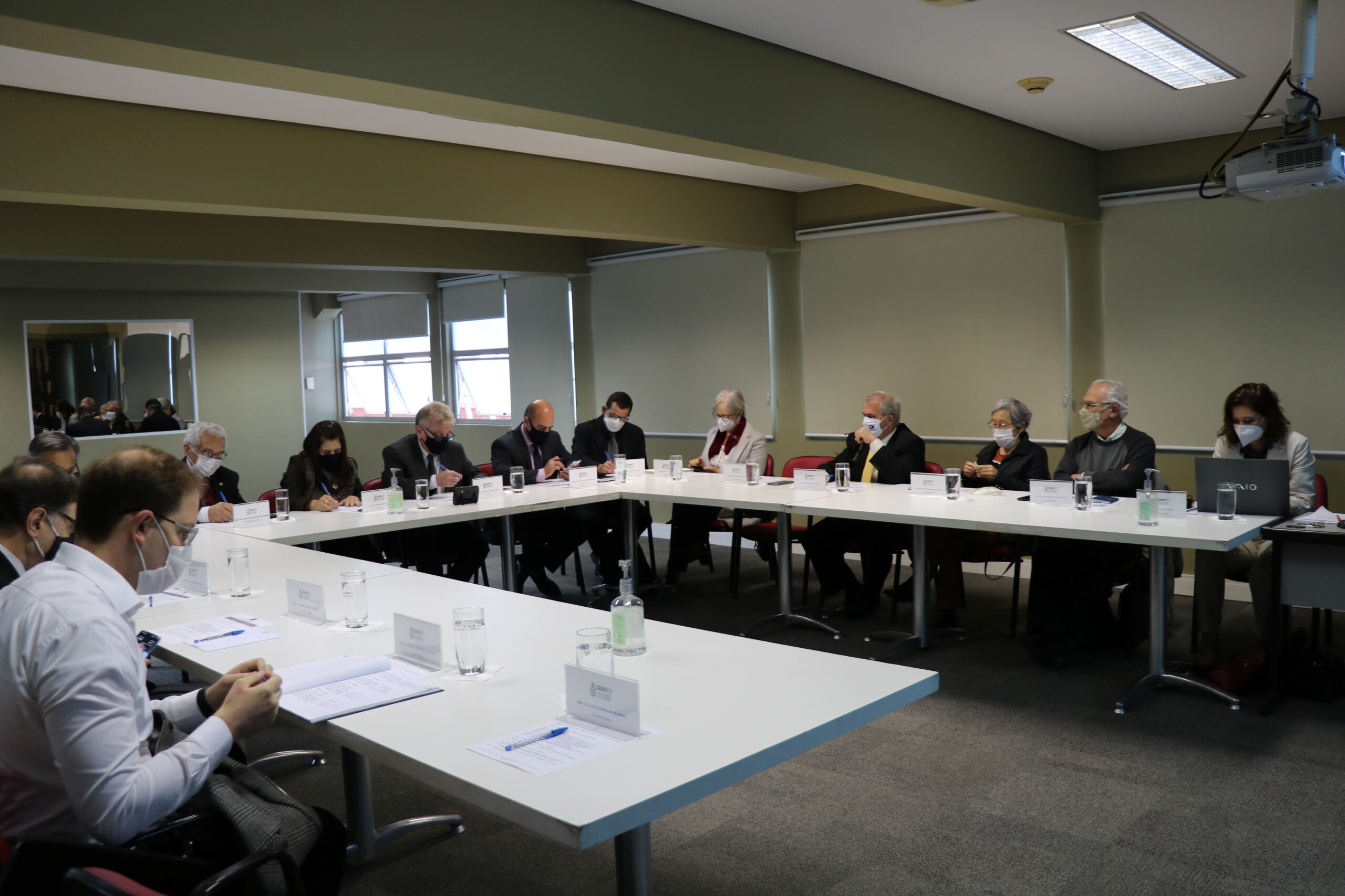 (Da esquerda para a direita) Raphael Marco Blech Hamaoui, conselheiro suplente; Martin Jacques Cavaliero, conselheiro suplente; Mário Eduardo Pulga, presidente da Câmara Técnica do CFMV; Francisco Cavalcanti de Almeida, presidente do CFMV; Rosemary Viola Bosch, tesoureira; Odemilson Donizete Mossero, presidente; Fábio Fernando Ribeiro Manhoso, vice-presidente; Fernando Gomes Buchala, secretário-geral; Mirela Tinucci Costa, conselheira efetiva; Rogerio Arno Miranda, conselheiro efetivo; Mitika Hagiwara, conselheira suplente; Silvio Arruda Vasconcellos, conselheiro efetivo; e Ana Claudia Ambiel, conselheira suplente.