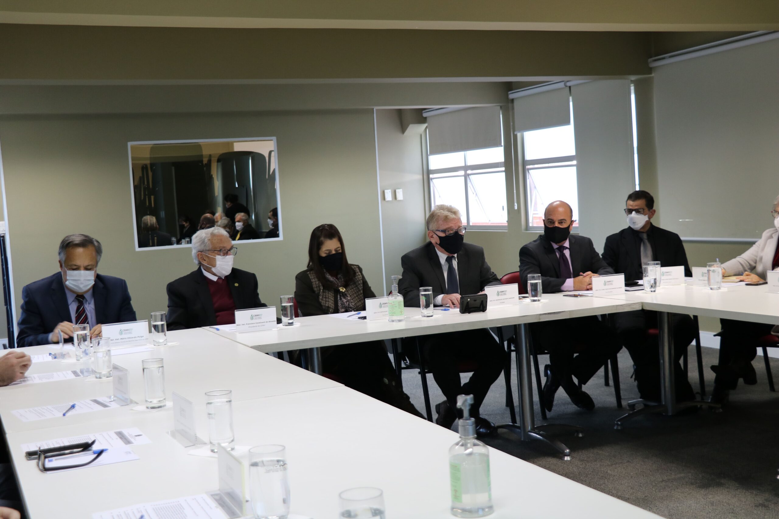 (Da esquerda para a direita) Mário Eduardo Pulga, presidente da Câmara Técnica do CFMV; Francisco Cavalcanti de Almeida, presidente do CFMV; Rosemary Viola Bosch, tesoureira; Odemilson Donizete Mossero, presidente; Fábio Fernando Ribeiro Manhoso, vice-presidente; e Fernando Gomes Buchala, secretário-geral
