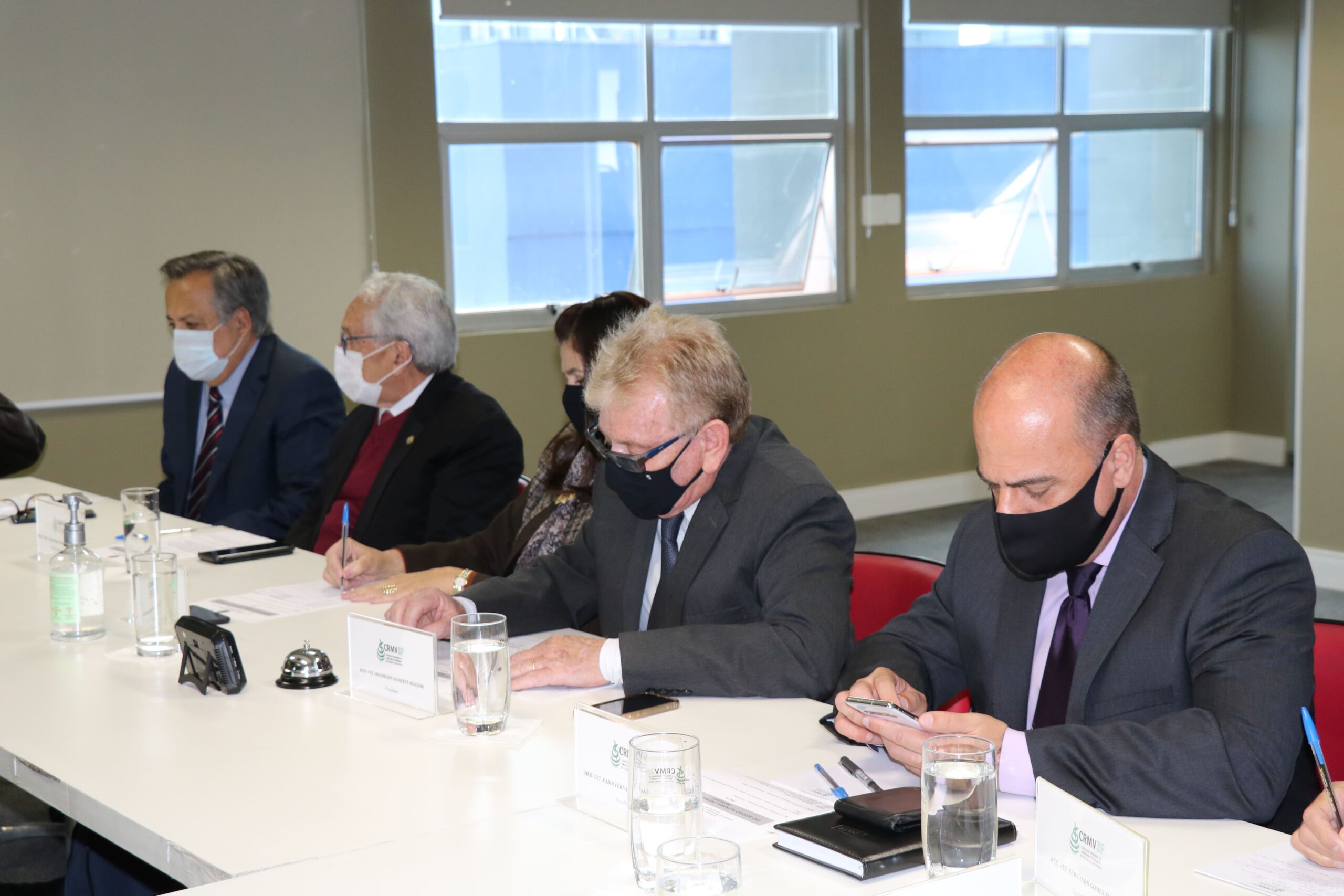 (Da esquerda para a direita) Mário Eduardo Pulga, presidente da Câmara Técnica do CFMV; Francisco Cavalcanti de Almeida, presidente do CFMV; Rosemary Viola Bosch, tesoureira; Odemilson Donizete Mossero, presidente; e Fábio Fernando Ribeiro Manhoso, vice-presidente.