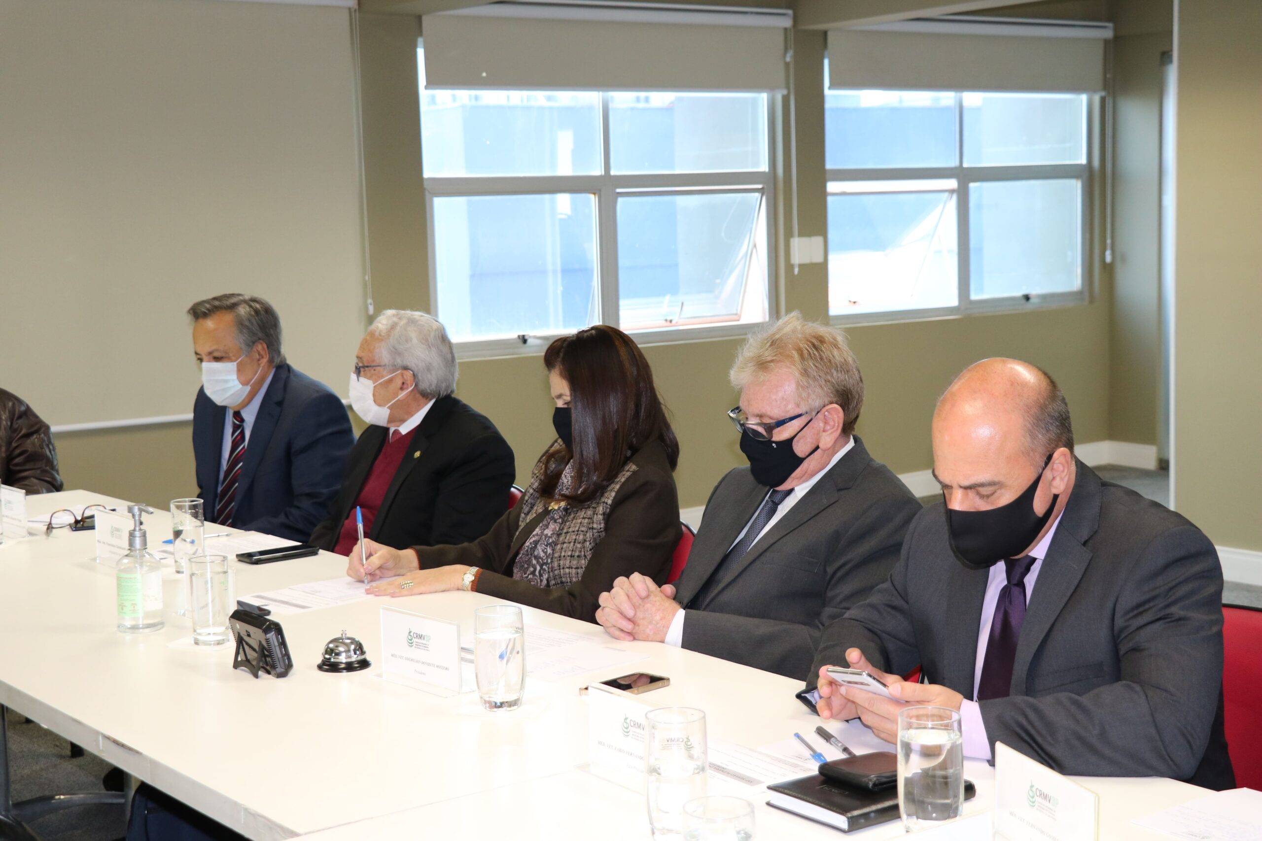 (Da esquerda para a direita) Mário Eduardo Pulga, presidente da Câmara Técnica do CFMV; Francisco Cavalcanti de Almeida, presidente do CFMV; Rosemary Viola Bosch, tesoureira; Odemilson Donizete Mossero, presidente; e Fábio Fernando Ribeiro Manhoso, vice-presidente, durante reunião da primeira plenária da nova diretoria do CRMV-SP.