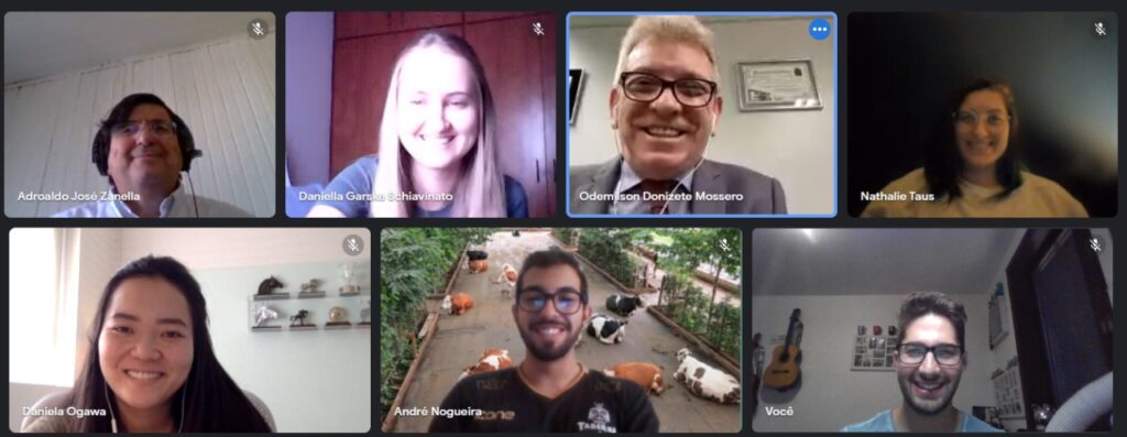 Professor, estudantes e o presidente o CRMV-SP estão em telas separadas em reunião on-line e sorriem para a câmera