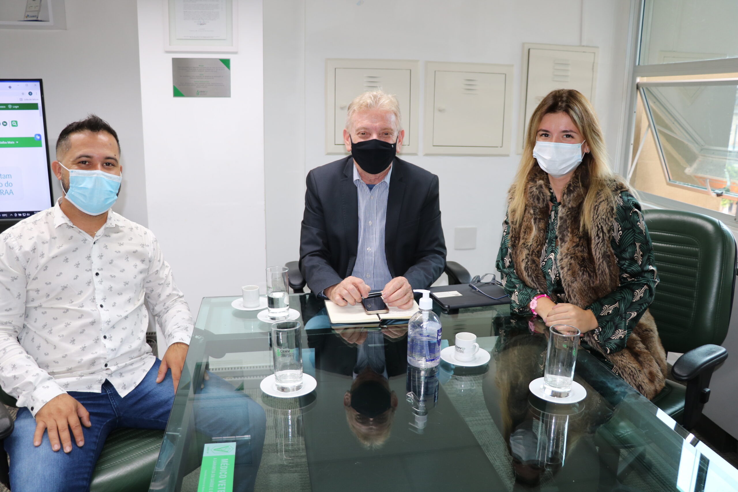 Lucius do Amaral Vieira Chefe de Gabinete da Secretaria de Meio Ambiente de Guarulhos; Presidente CRMV-SP e a Medica-veterinaria Juliana Kopczynski