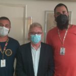 Os médicos-veterinários do CCZ e o presidente do CRMV-SP posam para a foto, lado a lado e todos de máscara.