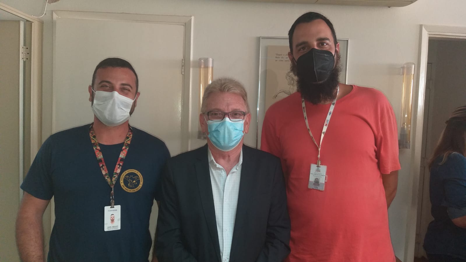Os médicos-veterinários do CCZ e o presidente do CRMV-SP posam para a foto, lado a lado e todos de máscara.