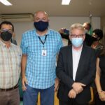 Três diretores do CRMV-SP e o diretor do EDA de São José do Rio Preto posam para a foto. Todos estão de pé, lado a lado e de máscara.