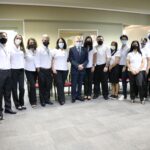 Dezessete pessoas em pé, usando máscaras posando para a foto. Entre os colaboradores das Unidades Regionais e do CRMV-SP está o Presidente do Conselho Odemislson Donizete Mossero