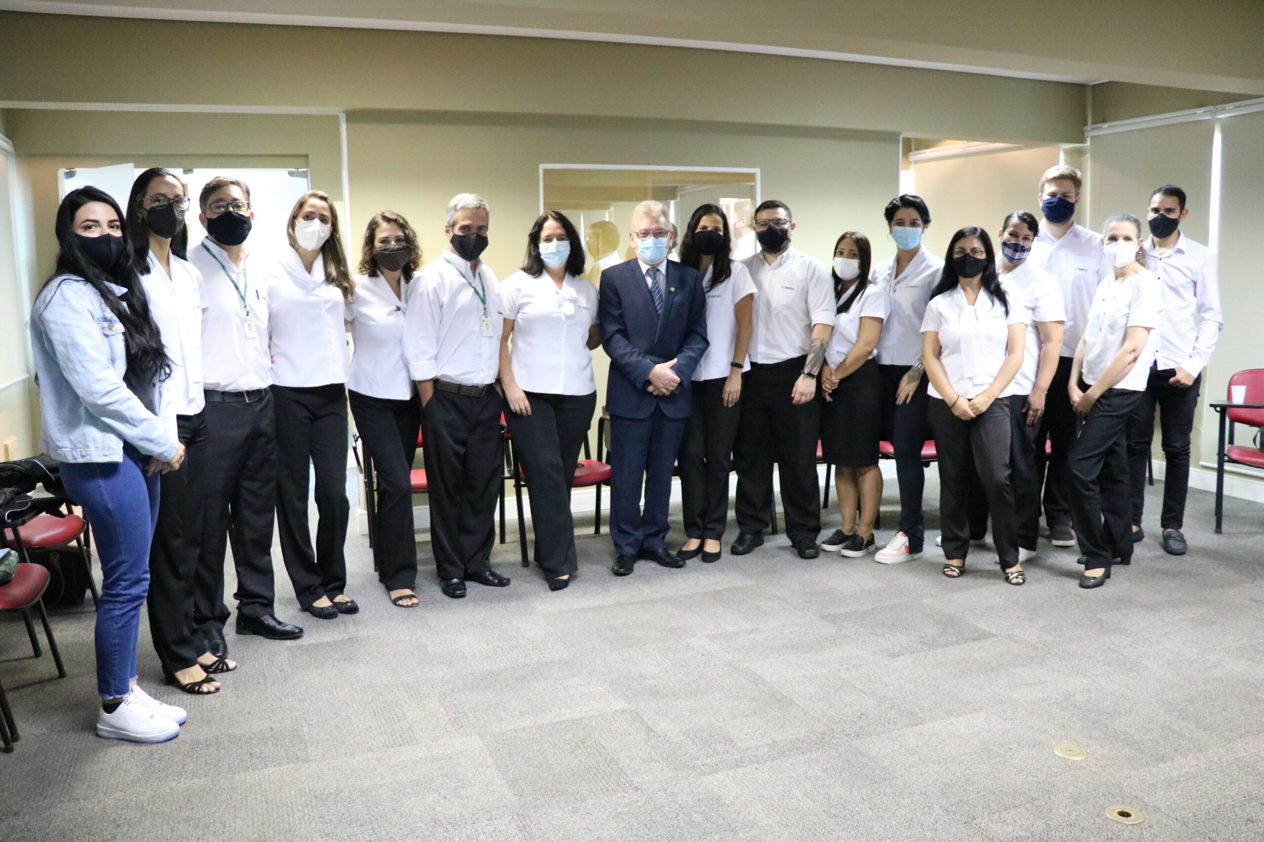 Dezessete pessoas em pé, usando máscaras posando para a foto. Entre os colaboradores das Unidades Regionais e do CRMV-SP está o Presidente do Conselho Odemislson Donizete Mossero