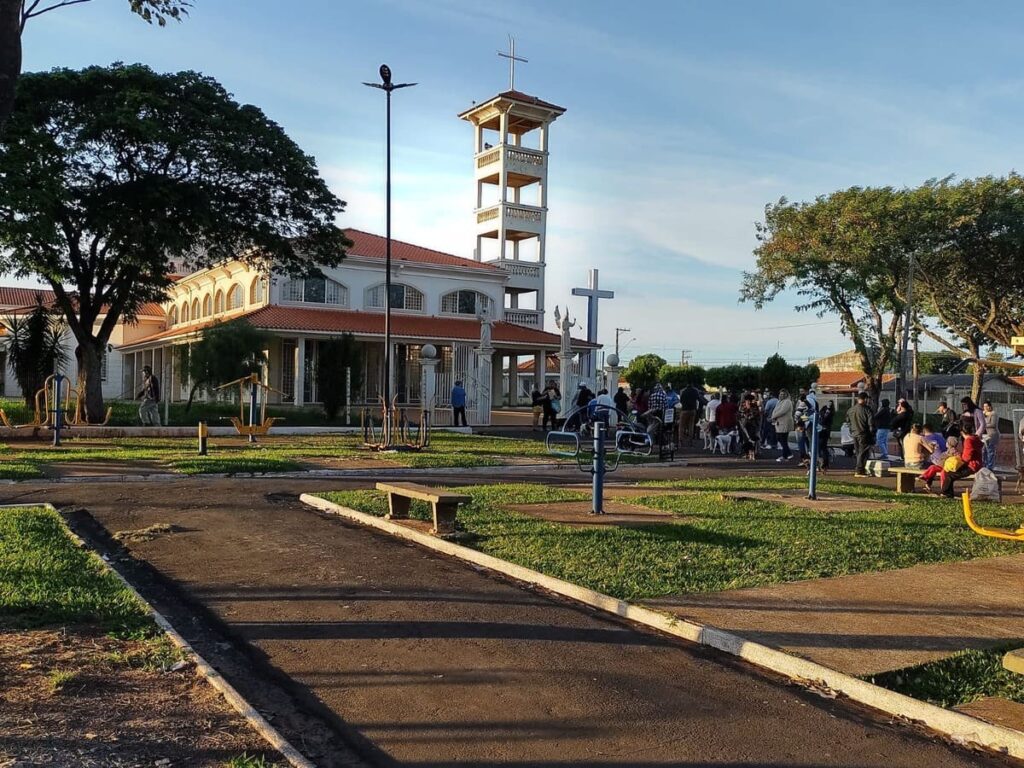 Foto da visão geral da Praça 1º de Maio, na Paróquia Nossa Senhora de Fátima, em Vila Prudenciana, Assis.