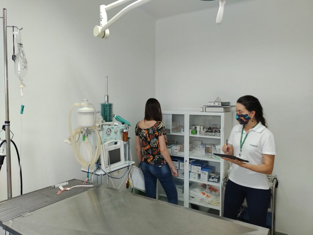 Imagem mostra as fiscais do CRMV-SP e da Visa de Araras checando as condições de estrutura, equipamentos e medicamentos de uma clínica médica-veterinária.