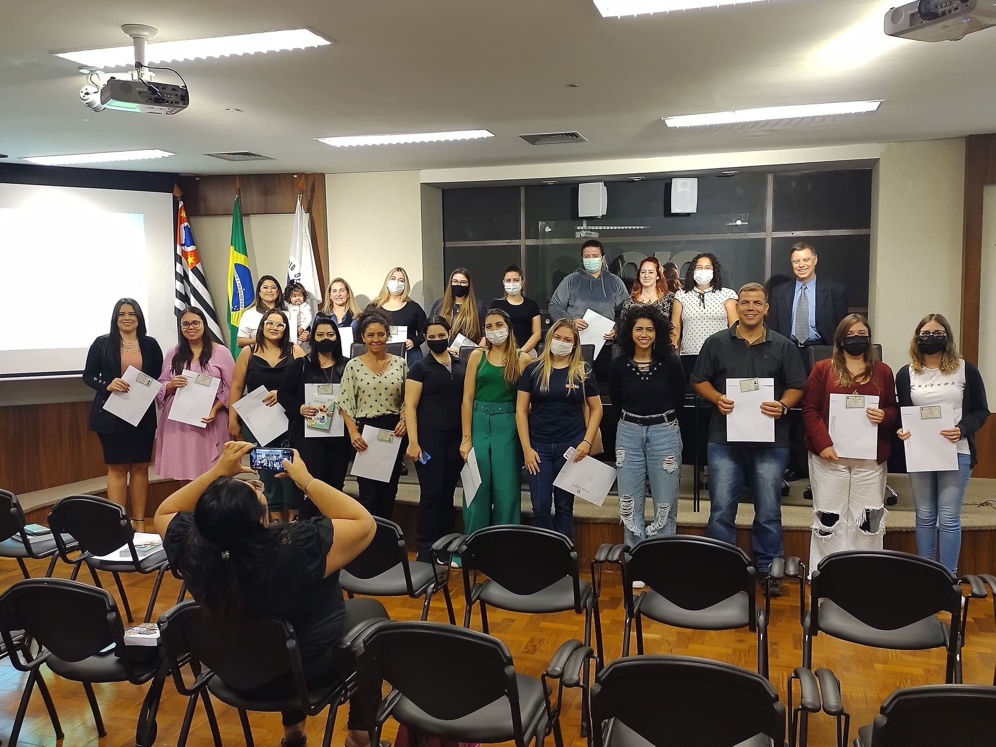 Texto alternativo da foto: Foto coletiva dos novos profissionais médicos-veterinários e zootecnistas de Campinas e região com o conselheiro do CRMV-SP.