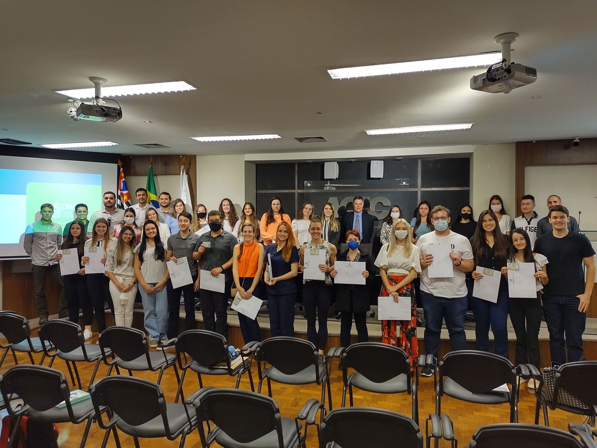 Texto alternativo da foto: Foto coletiva dos novos profissionais médicos-veterinários e zootecnistas de Campinas e região com o conselheiro do CRMV-SP.