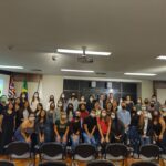 Texto alternativo da foto: Foto coletiva dos novos profissionais médicos-veterinários e zootecnistas de Campinas e região com o conselheiro do CRMV-SP.
