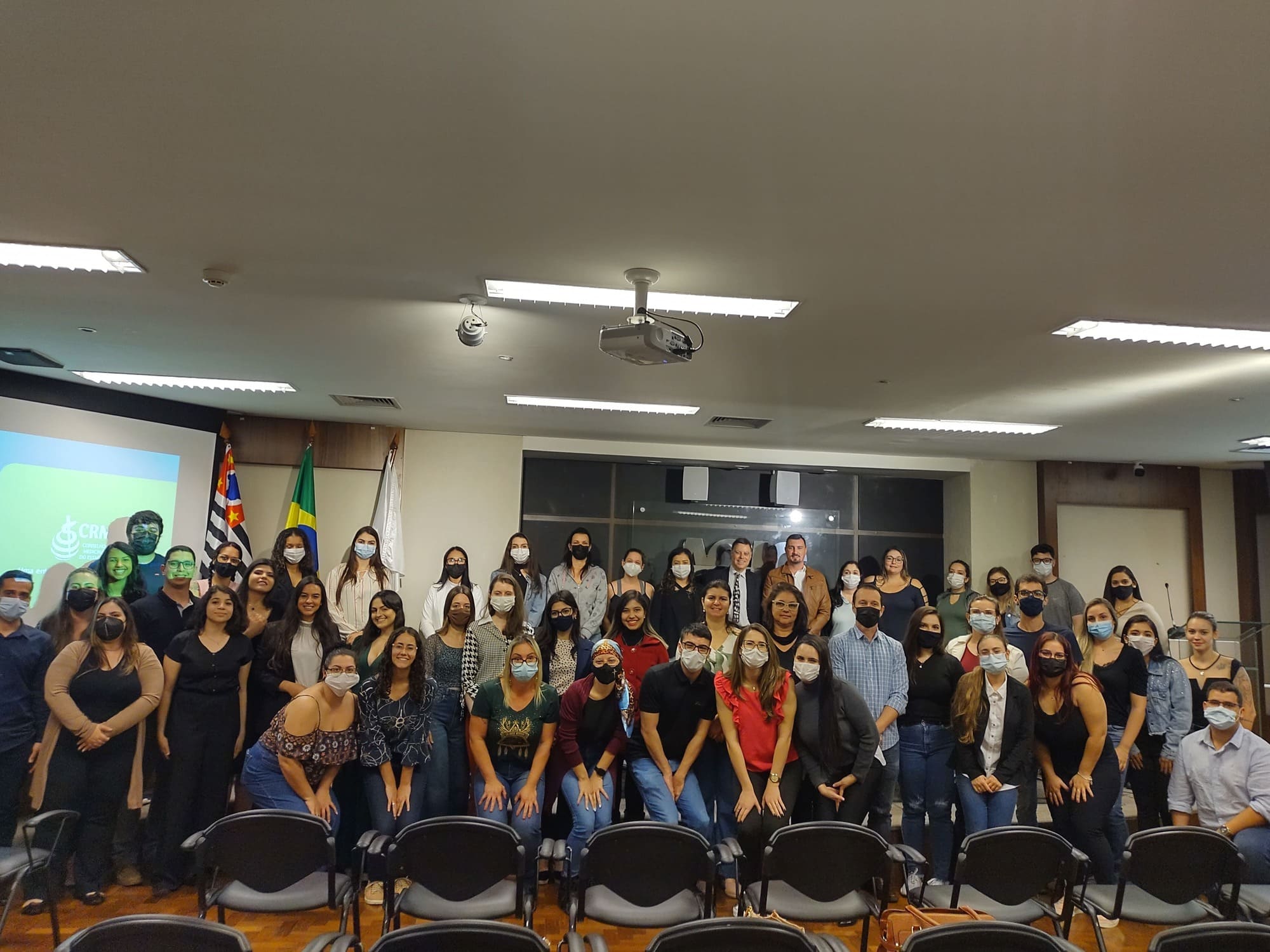 Texto alternativo da foto: Foto coletiva dos novos profissionais médicos-veterinários e zootecnistas de Campinas e região com o conselheiro do CRMV-SP.