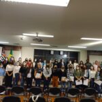 Texto alternativo da foto: Foto coletiva dos novos profissionais médicos-veterinários e zootecnistas de Campinas e região com o conselheiro do CRMV-SP.