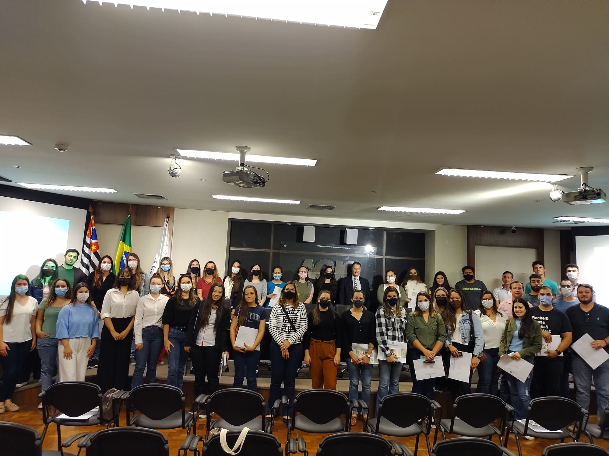 Texto alternativo da foto: Foto coletiva dos novos profissionais médicos-veterinários e zootecnistas de Campinas e região com o conselheiro do CRMV-SP.