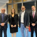 O vice-presidente e presidente da Comissão Técnica de Educação do CRMV-SP, Fábio Manhoso; a integrante da Comissão Técnica de Educação, Kátia Denise Saraiva Bresciani; o diretor da FMVZ-USP, José Ferreira Neto; e o presidente da Comissão Técnica de Políticas Públicas, Raphael Marco Blech Hamaoui, posam para a câmera. Estão todos de pé, lado a lado, sorrindo.